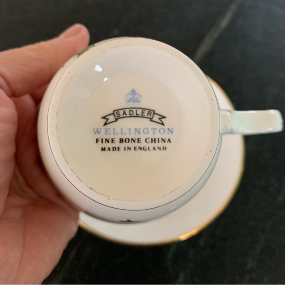 SADLER WELLINGTON Poinsettia Tea Cup and Saucer - Picture 5 of 7